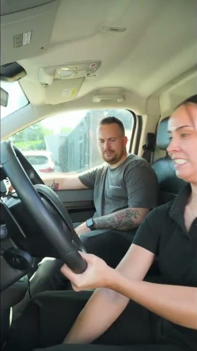 Twee monteurs onderweg in een bedrijfsbus
