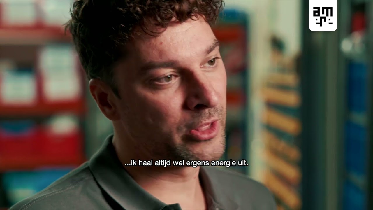 Filmbeeld van een monteur die in een werkplaats over zijn vak vertelt